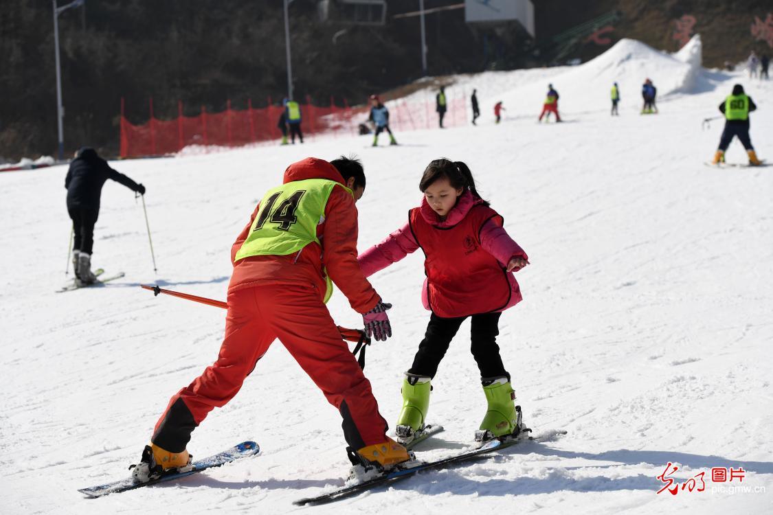 江西铜鼓：南方小城迎来“冰雪热”