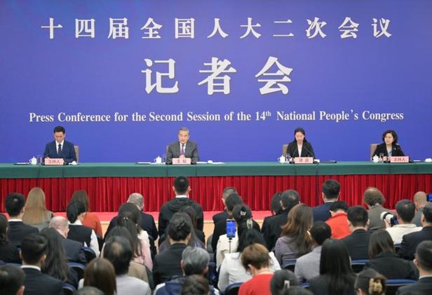 欢迎中外记者采访十四届全国人大三次会议和全国政协十四届三次会议