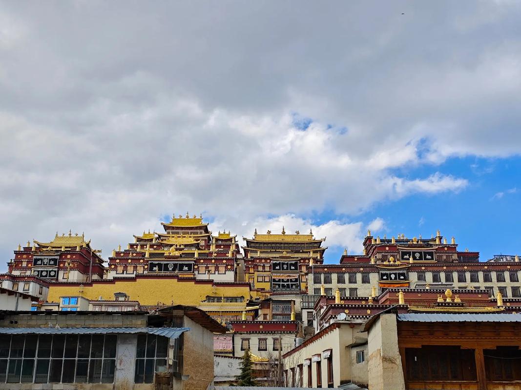 云南香格里拉噶丹松赞林寺冬日旅游热度不减