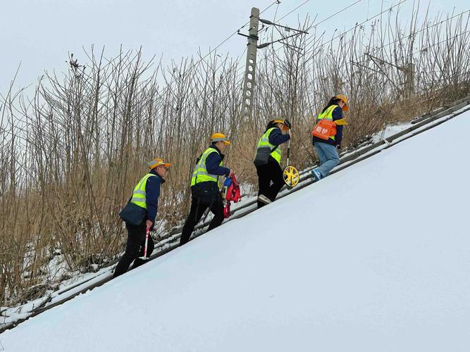 （新春走基层）春运路上的“逆行者” 太行山上的铁路守护者