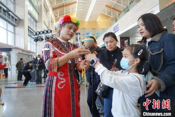 （新春走基层）情暖旅途：漳州站与旅客共度温馨小年