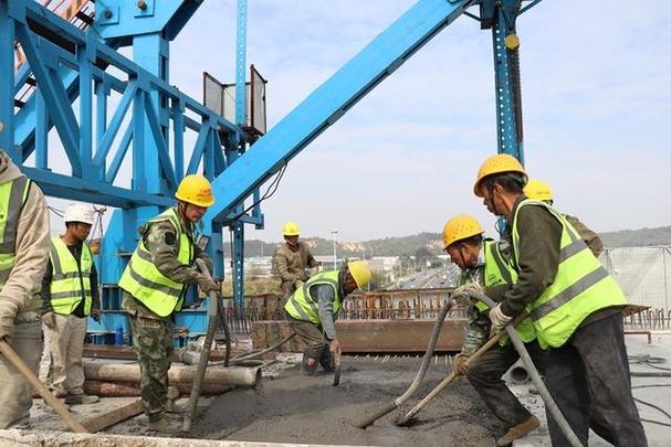 广湛高铁佛山段跨佛清从高速公路连续梁顺利合龙