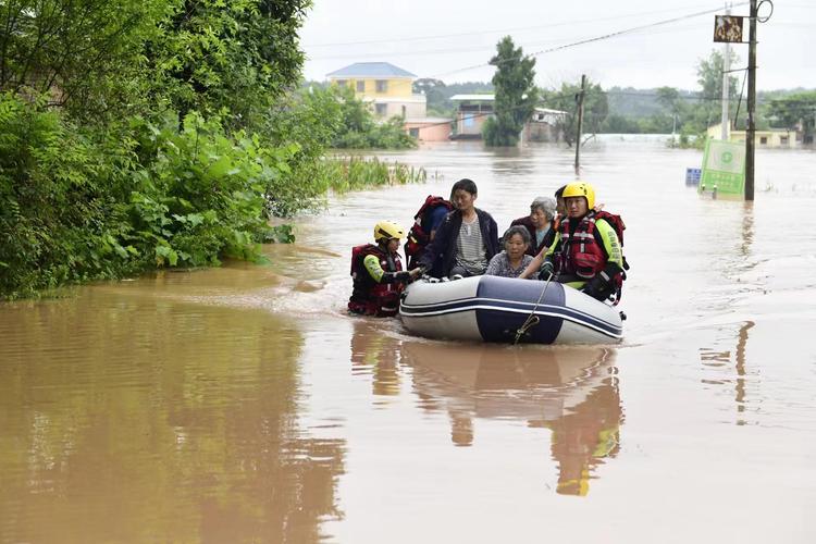 西江发生2024年第2号洪水 “孤岛”救援转移53人视频