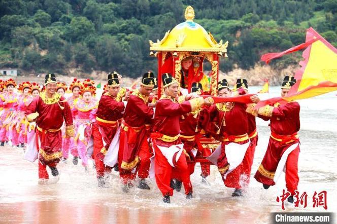 福建霞浦上演百年非遗“妈祖走水” 闽台民众共祈福