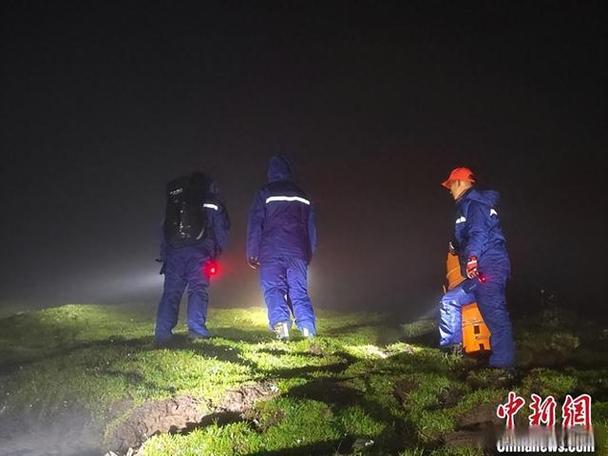 青海海东：4名“驴友”被困山中 消防连夜搜救