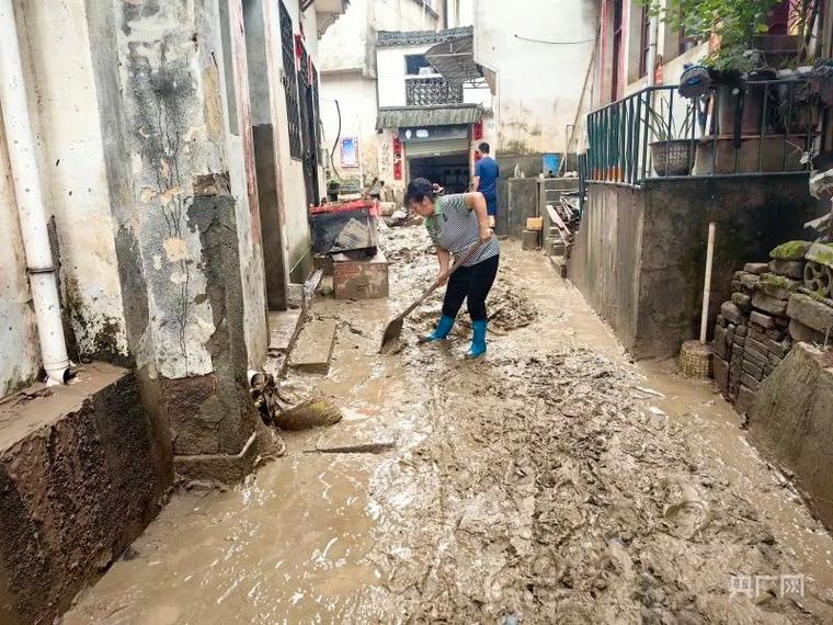 海地和平港因暴雨引发洪水 街道被淤泥覆盖路面出现积水