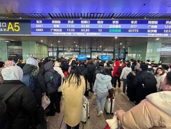 武铁加开“夜行高铁” 迎旅客返程高峰