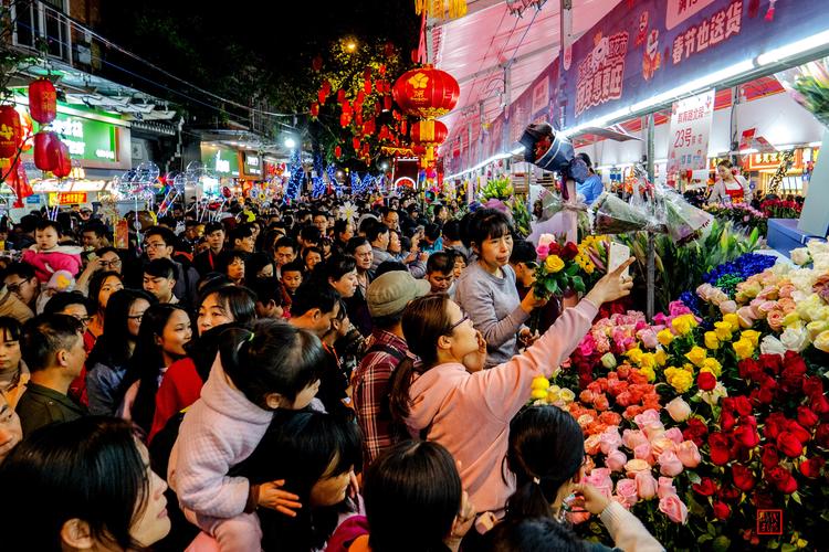 实拍广西梧州迎春花市：品类繁多年味足