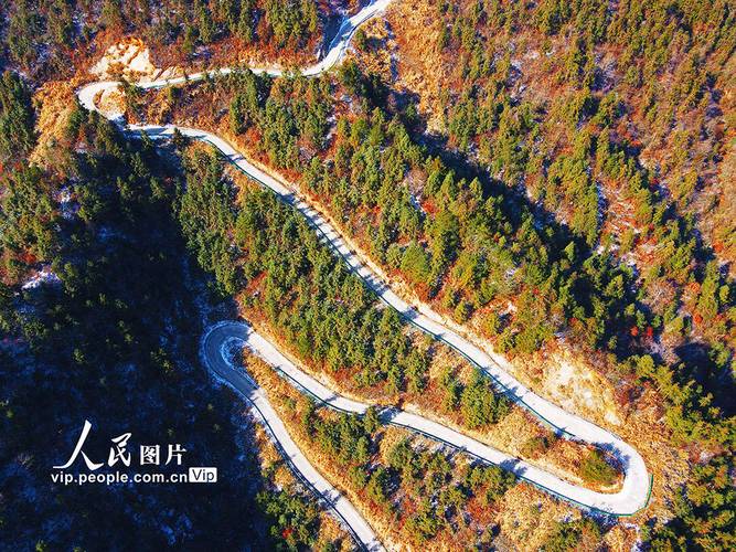 安徽大别山：盘山公路宛如玉带绕山间