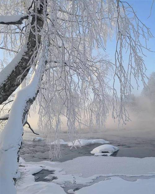 青海玉树迎春雪 连绵山峦一片银白