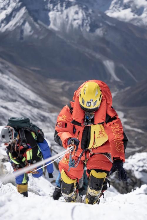 中国登山者张洪成为登顶珠峰的首位亚洲盲人