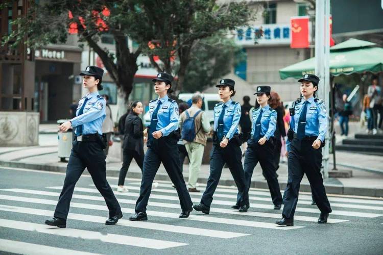 达州首支女警巡逻队双节亮相街头