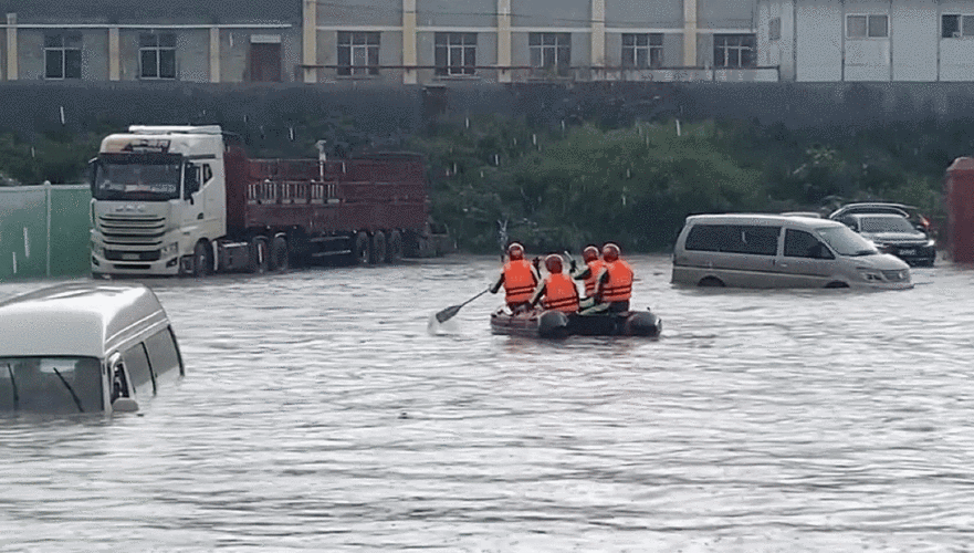 暴雨导致水位上涨3人被困 消防展开紧急救援