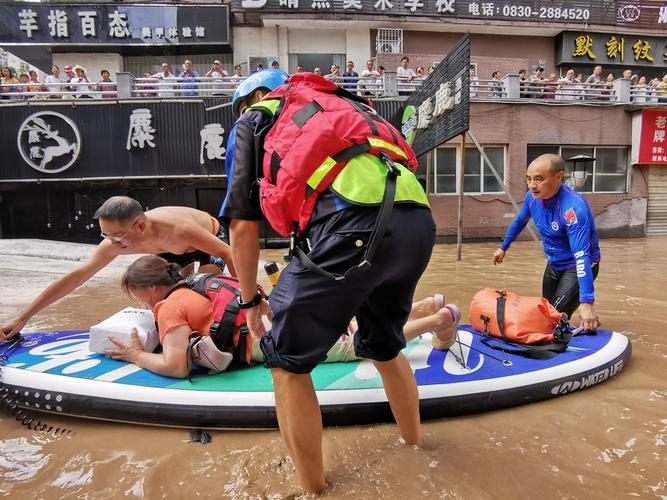 退役老兵在洪水中“冲浪” 划着桨板救下50多人