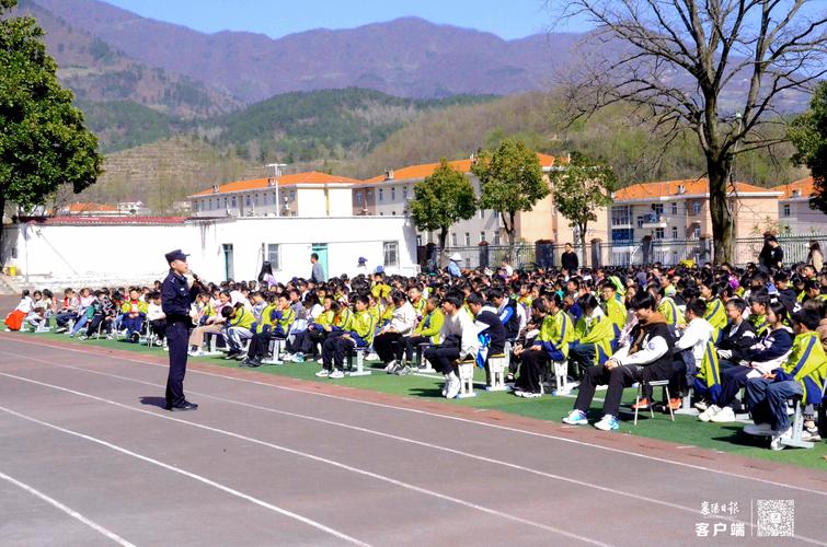 襄阳保康县黄堡派出所站好护学“第一岗”