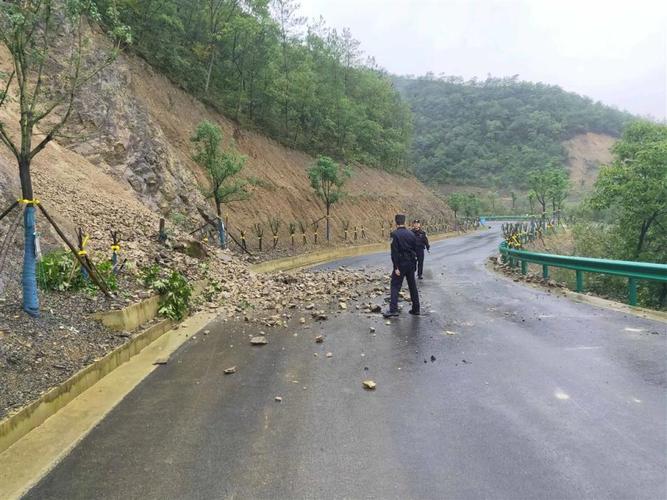 湖北襄阳市保康县多处山体滑坡，民警及时清除路面落石和障碍物