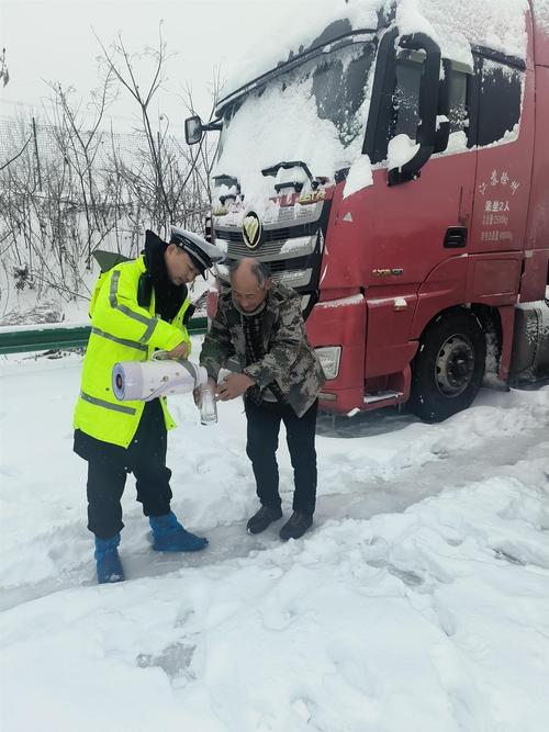 融雪、推车、开路……湖北高速路政护航群众风雪回家路