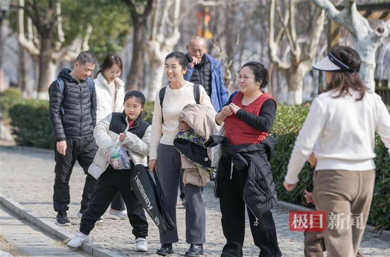 小寒天不寒，武汉市民周末外出享暖阳